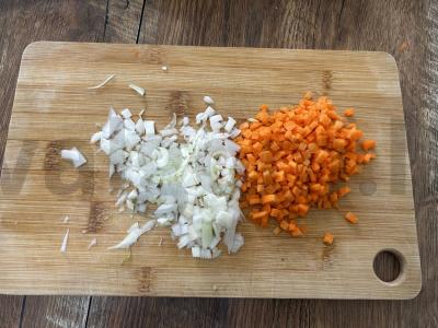 Vištienos sriuba su kiaušinių makaronais pietums Žingsnis 2