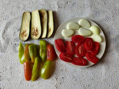 Šiltas keptų daržovių salotas Žingsnis 1