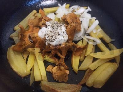 Keptas bulves su voveraitėmis ir grietine Žingsnis 3