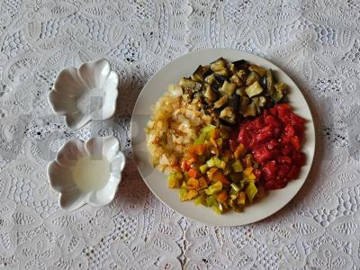 Šiltas keptų daržovių salotas Žingsnis 8