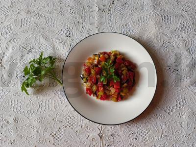 Šiltas keptų daržovių salotas pagrindine nuotrauka