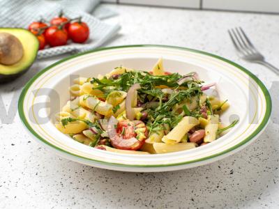 Šalta makaronų salotos su pupelėmis ir avokadu pagrindine nuotrauka