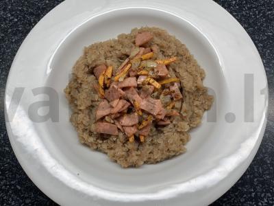 Grikių dribsniai su dešra ir daržovėmis pagrindine nuotrauka