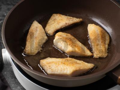 Baltoji žuvis su grietinėlės žirneliais Žingsnis 6