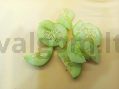 Užkandis ant duonos su daržovėmis, sezamu ir lydytu sūriu Žingsnis 1