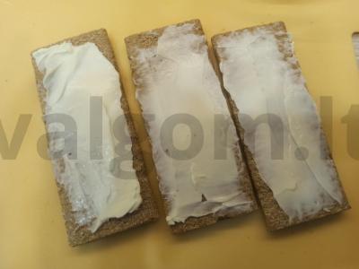 Užkandis ant duonos su daržovėmis, sezamu ir lydytu sūriu Žingsnis 3