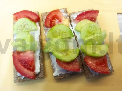 Užkandis ant duonos su daržovėmis, sezamu ir lydytu sūriu Žingsnis 4