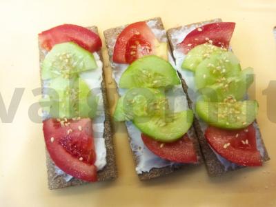 Užkandis ant duonos su daržovėmis, sezamu ir lydytu sūriu Žingsnis 5