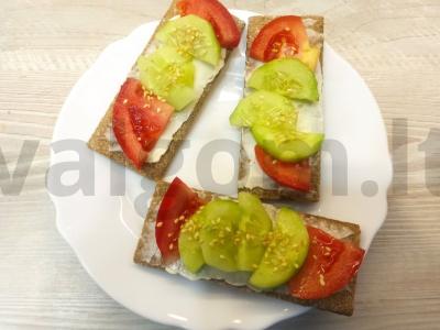 Užkandis ant duonos su daržovėmis, sezamu ir lydytu sūriu pagrindine nuotrauka