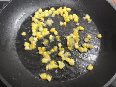 Omletas su dešrelėmis ir varškės sūriu Žingsnis 1