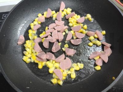 Omletas su dešrelėmis ir varškės sūriu Žingsnis 2