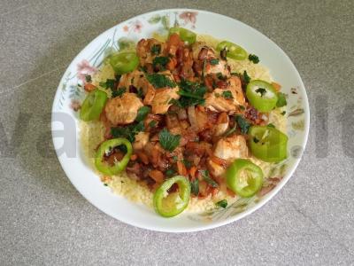 Kuskusas su kepta vištienos krūtinėlė ir daržovėmis pagrindine nuotrauka