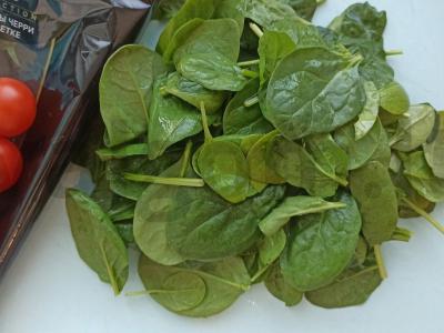 Špinatų salotos su krevetėmis, vyšniniais pomidorais ir avokadu Žingsnis 2