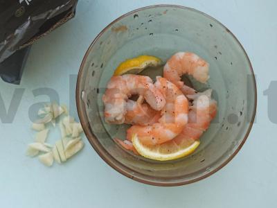 Špinatų salotos su krevetėmis, vyšniniais pomidorais ir avokadu Žingsnis 5