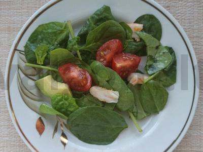 Špinatų salotos su krevetėmis, vyšniniais pomidorais ir avokadu pagrindine nuotrauka