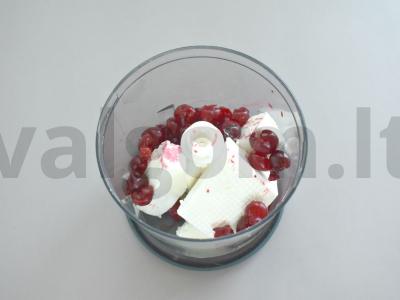 Vanilinis pieno kokteilis su vyšniomis Žingsnis 1