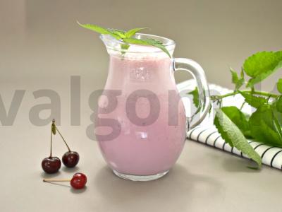 Vanilinis pieno kokteilis su vyšniomis pagrindine nuotrauka