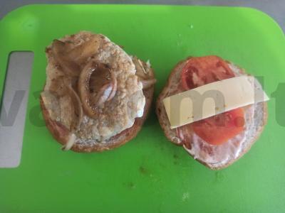 Vištienos kotletų burgeris su marinuotais svogūnais Žingsnis 3