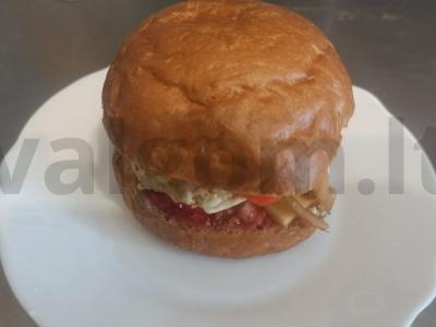 Vištienos kotletų burgeris su marinuotais svogūnais pagrindine nuotrauka