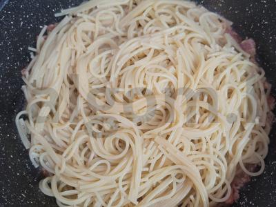 Skani spagečiai su virtos-rūkyta šonine ir sūriu Žingsnis 4