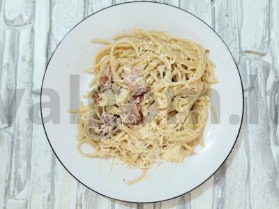 Skani spagečiai su virtos-rūkyta šonine ir sūriu pagrindine nuotrauka