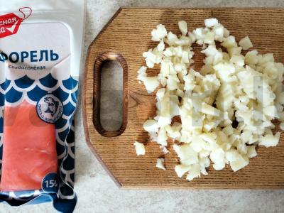 Skanus ir sočius salotas su upėtakiu, bulvėmis ir pomidorais Žingsnis 1