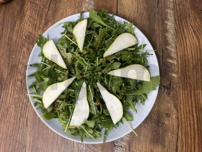 Lengvas salotas su rukola, kriauše ir kamamberu Žingsnis 4