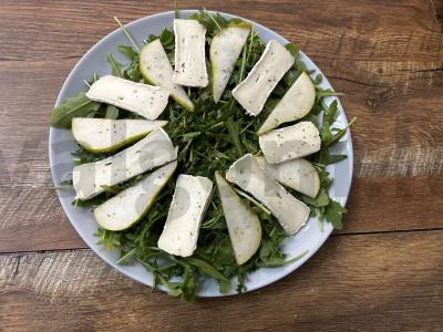 Lengvas salotas su rukola, kriauše ir kamamberu Žingsnis 6