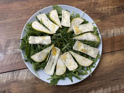 Lengvas salotas su rukola, kriauše ir kamamberu Žingsnis 7