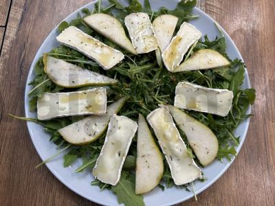 Lengvas salotas su rukola, kriauše ir kamamberu pagrindine nuotrauka