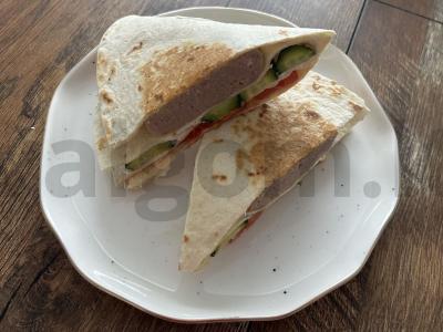 Tortilijos kišenė su kotletu ir daržovėmis per 15 minučių pagrindine nuotrauka