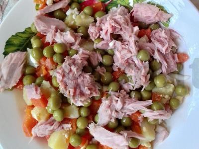 Salotos su žaliais žirneliais ir tunu pagrindine nuotrauka