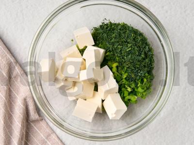 Pyragas su kiaušiniu, feta ir žolelėmis Žingsnis 1