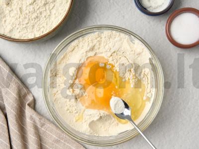 Pyragas su kiaušiniu, feta ir žolelėmis Žingsnis 3