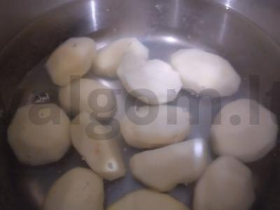 Pievagrybiai su bulvėmis, pomidorais ir mocarela Žingsnis 1