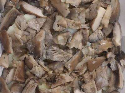 Pievagrybiai su bulvėmis, pomidorais ir mocarela Žingsnis 4