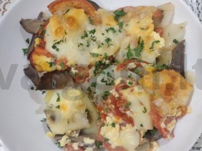 Pievagrybiai su bulvėmis, pomidorais ir mocarela pagrindine nuotrauka