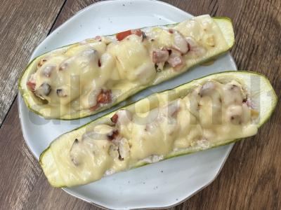 Cukinijų laivai su kalakutiena ir pomidorais pagrindine nuotrauka