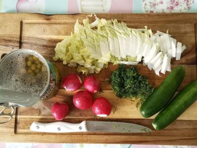 Daržovių salotas su žirneliais Žingsnis 1