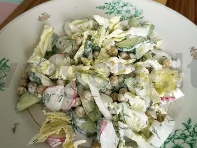 Daržovių salotas su žirneliais pagrindine nuotrauka