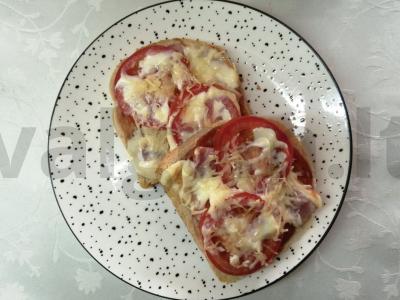 Greita pica ant baltos duonos pagrindine nuotrauka