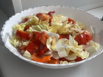 Salotas „Feta“ su bulvių juostelėmis pagrindine nuotrauka