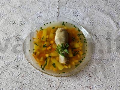 Vištienos sriuba su daržovėmis ir konservuotais kukurūzais pagrindine nuotrauka