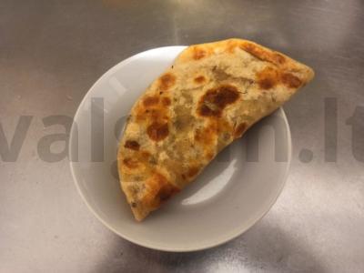 Kvietinė plokštainis su upėtakiu ir sūriu pagrindine nuotrauka