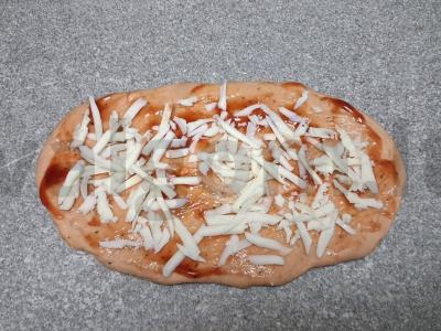 Pizzetta su rūkytos dešros, mocarelos ir alyvuogių Žingsnis 2