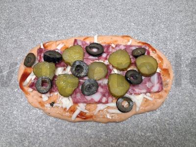 Pizzetta su rūkytos dešros, mocarelos ir alyvuogių Žingsnis 5