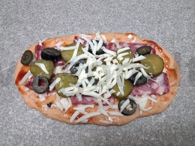 Pizzetta su rūkytos dešros, mocarelos ir alyvuogių Žingsnis 6