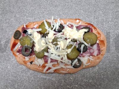 Pizzetta su rūkytos dešros, mocarelos ir alyvuogių Žingsnis 7