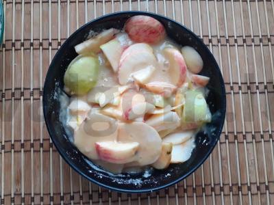 Švelni obuolių šarlotė prie arbatos Žingsnis 4