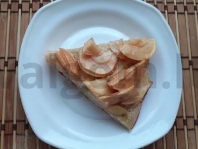 Švelni obuolių šarlotė prie arbatos pagrindine nuotrauka